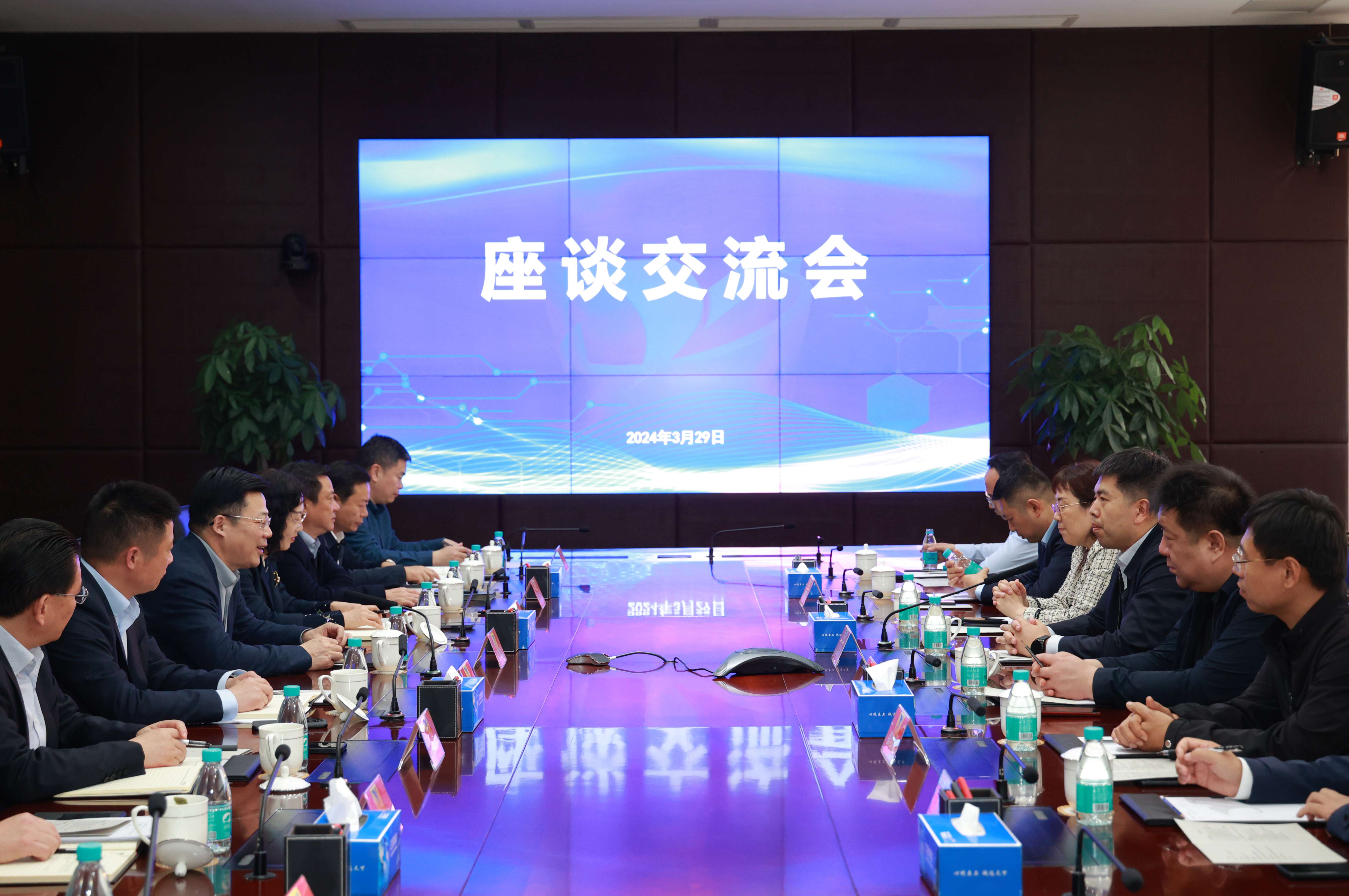 张乃文会见山西交通物流集团党委书记、董事长岳晋峰